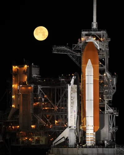 f.....s - #nasa #mirkokosmos #fotografia 
STS-119 Shuttle Discovery With Moon 
 A ne...