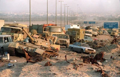 pazn - Iracki czołg T-55 i niezliczone ilości innych pojazdów porzucone na autostradz...