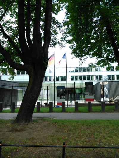 BPapa - Ciekawostka: dziś w Ambasadzie Niemiec obok flagi niemieckiej wisi flaga Fran...