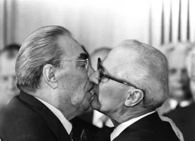 noitakto - @Haqim: jakby się przelizali, jak kiedyś Breżniew z Honeckerem (co nie jes...