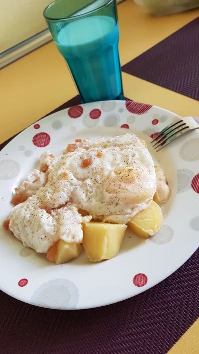 kozacki_bojler - Dzisiaj na śniadanko sadzone z ugotowanymi młodymi ziemniakami i mle...