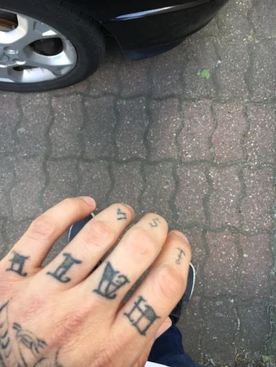 FearScream - @Akselix: tatuaze na palcach z czasem zanikają. To co mam zostało wbite ...