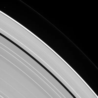 Elthiryel - Na tym zdjęciu widać dwa malutkie księżyce Saturna. Pierwszy z nich to Pa...