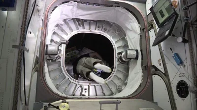 d.....4 - Astronauta Jeff Williams wewnątrz modułu BEAM. 

#kosmos #ciekawostki #iss ...