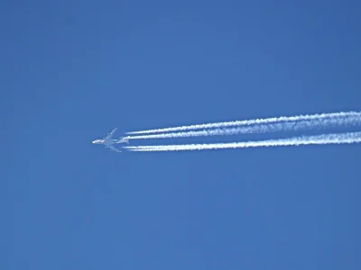 Voltanger - Wyjdź z domu!. Może nad twoją głową 747 zrzuca chemtrails. 
#lotnictwo #...