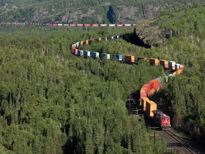 Ziombello - Pociąg jadący przez Góry Skaliste, Kanada 
#pociagi #pociagiboners #kole...