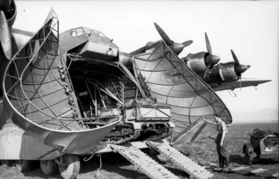 s.....w - Niemiecki samolot transportowy Messerschmitt Me 323 Giant wyładowuje gąsien...