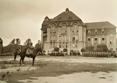 Ex3 - Bydgoszcz 1940. ul. Władysława Reymonta. Parada wojskowa przed budynkiem Liceum...