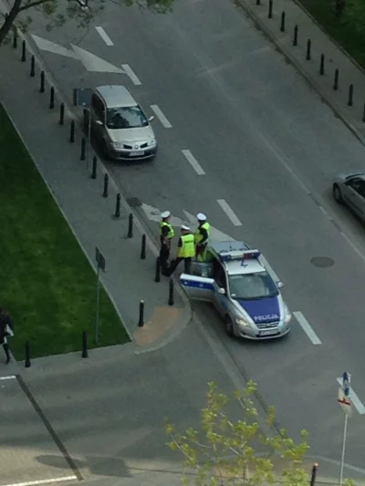 Corum - #policja stoi na skrzyżowaniu, utrudnia wjazd do garażu, a panowie stoją i ro...