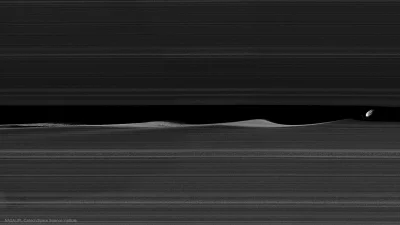 s.....w - Dafnis, dryfując pośród Saturna pierścieni, wzbudzając materii fale, orbitą...