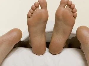 paszczurek - Ten motyw ze stopami w łóżku to jest chyba jeden z najbardziej tandetnyc...