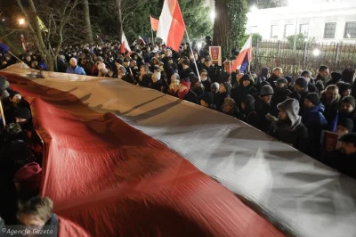 P.....j - Piękne zdjęcie spod protestu. Uważam, że ci ludzie co protestują to jest wł...