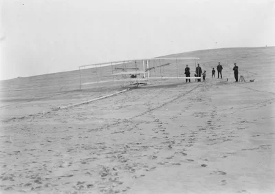 krzysiegc - - W 1903 roku bracia Wright przelecieli 59 sekund w swoim Wright Flyer. 
...