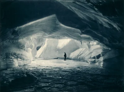 myrmekochoria - Frank Hurley, Lodowa jaskinia na Antarktydzie (Australasian Antarctic...