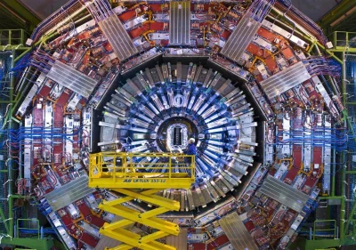 D.....o - CMS - Compact Muon Solenoid, największy detektor LHC, przekątna okręgu 11 m...