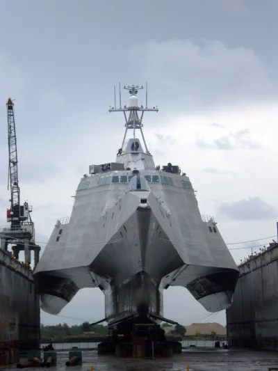 myrmekochoria - Okręt USS Independence (LCS-2) w suchym doku

"Konstrukcja kadłuba ...