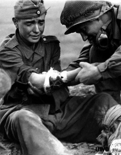 DecibelHS - Amerykański żołnierz opatruje pojmanego, nastoletniego żołnierza warmacht...