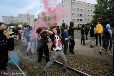 AndyMoor - Zdjęcie z dzisiejszego protestu we Wrocławiu. Rzucanie racami w policjantó...