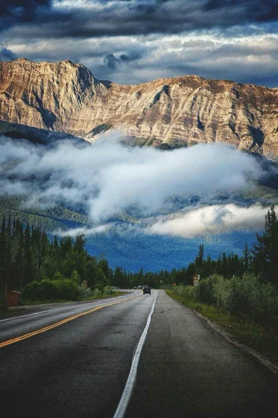 D.....k - Maligne Lake, Jasper, Alberta 


#earthporn #gory #natura #drogi #tapetydor...