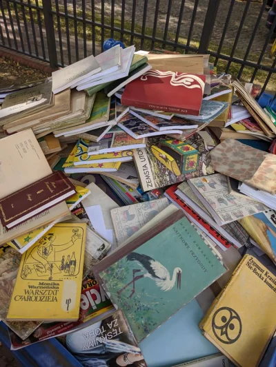 gramwmahjonga - #szczecin #szkola 

Szkoła wyrzuciła książki na śmietnik bo są.... ...