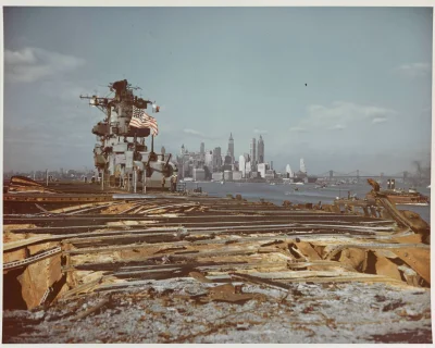 Bednar - Widok na panoramę Nowego Jorku z uszkodzonego lotniskowca USS Franklin, wios...