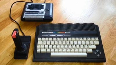 dave8 - Hmm ja miałem pod koniec lat 80-tych Commodore +4 i było koloru ciemno grafit...