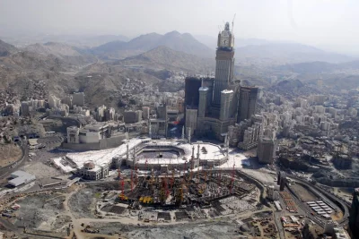 nexiplexi - rzeczony budynek góruje nad Wielkim Meczetem