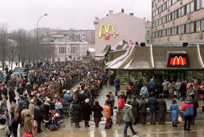 JanParowka - 30.000 Rosjan stoi w kolejce do pierwszego McDonalda w Związku Radziecki...