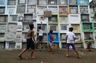 duckar - fot. Dondi Tawatao / Getty Images



Chłopcy grający w koszykówkę na cmentar...