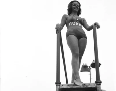 N.....h - Ratowniczka na Riverside Cascades Pool.
#fotohistoria #nowyjork #1938
