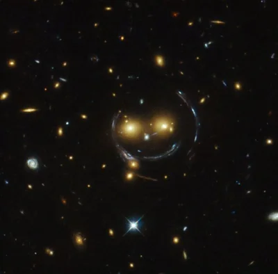 p3sman - > Świecące oczy kosmicznej uśmiechniętej buźki to bardzo jasne galaktyki, a ...