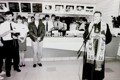 JezelyPanPozwoly - Wg mnie trochę groteskowy obrazek. Poświęcenie pierwszego McDonald...