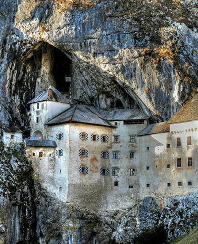 WaniliowaBabeczka - Predjamski Grad, zamek w jaskini we wsi Predjama, Słowenia.
#eart...