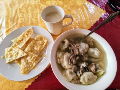 kotbehemoth - Bardzo popularna zupa w Mongolii - bulion (na baraninie) z pierożkami z...