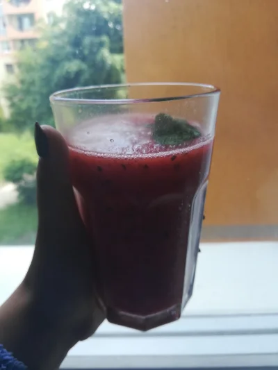 arsaya - szczyt moich dzisiejszych śniadaniowych możliwości xD smoothie z truskawek, ...