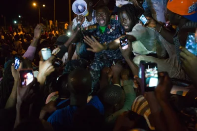 JohnMaxwell - Na zdjęciu Dowódca Sił Zbrojnych Gambii, wśród ludzi świętujących na pl...