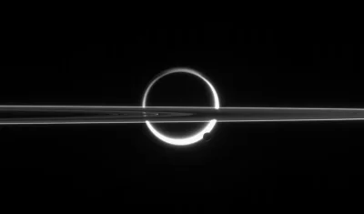 Elthiryel - Na pierwszym planie pierścienie Saturna, z tyłu świetlisty półksiężyc Tyt...