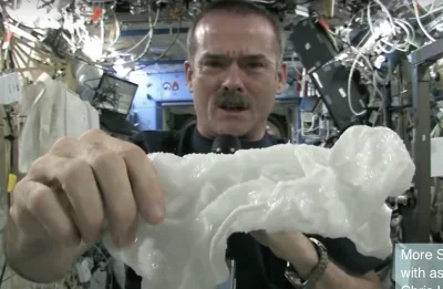P.....y - Astronauta wyciska mokry ręcznik w kosmosie - Astronauta postanowił sprawdz...