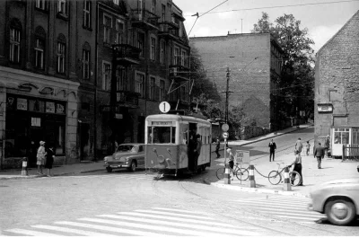 w.....4 - Tramwaj z Grunwaldzkiej skręca na starówkę. 
#tramwaje #olsztyn