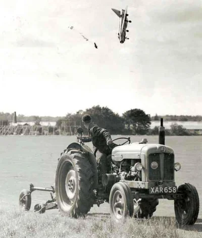 kunajk - 13 września 1962, na zdjęciu pilot ( George Aird ) katapultujący się. Przeży...