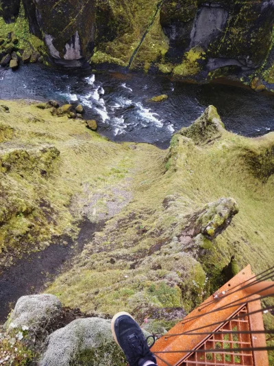 L.....a - 10 plusów i skaczę. ( ͡° ͜ʖ ͡°)
Kanion Fjaðrárgljúfur.
#islandia #zabijanan...