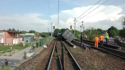 D.....1 - Wczorajszy wypadek pociągu towarowego przewożącego węgiel lub miał między P...