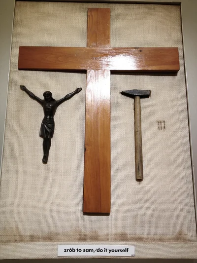 976497 - @xniorvox: Nie jest. 
Katolicy sami wieszają Jezusa na krzyżu - zamiast alb...