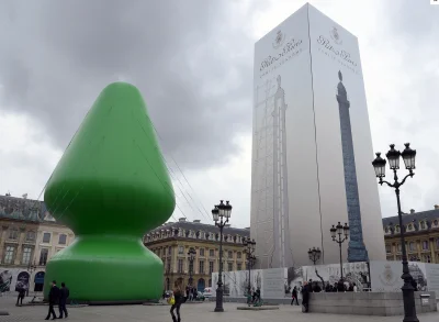 rzep - Dmuchana choinka świąteczna - w centrum Paryża stanęła taka oto rzeźba artysty...