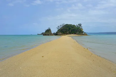 Lookazz - > A sandy bridge that appears only at low tide. Location: Yagaji Island, Ok...