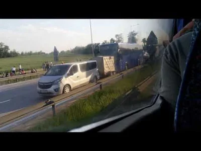 dybligliniaczek - > Autobus wyhamował, osobówki nie wyhamowały.

@mamut2000: Na fil...