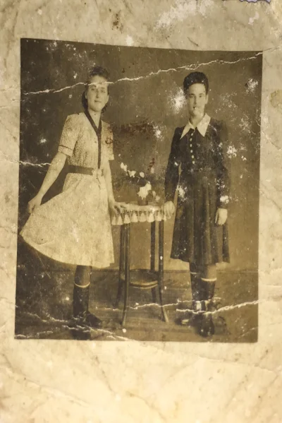 zzapall - Moja babcia po lewej koło 1940
