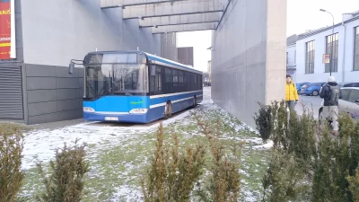 lubie-sernik - A ten autobus to #!$%@?ło czy chowa się przed zimnem? 

#mocak #krakow...