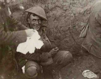Destr0 - > Żołnierz w kompletnym szoku w okopach pierwszej wojny (to spojrzenie!).
C...