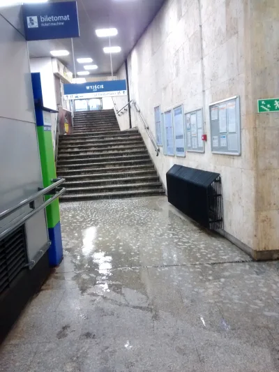 maniexx - Wtf. Na śródmieściu po schodach leje sie woda. W najglebszym miejscu jest z...